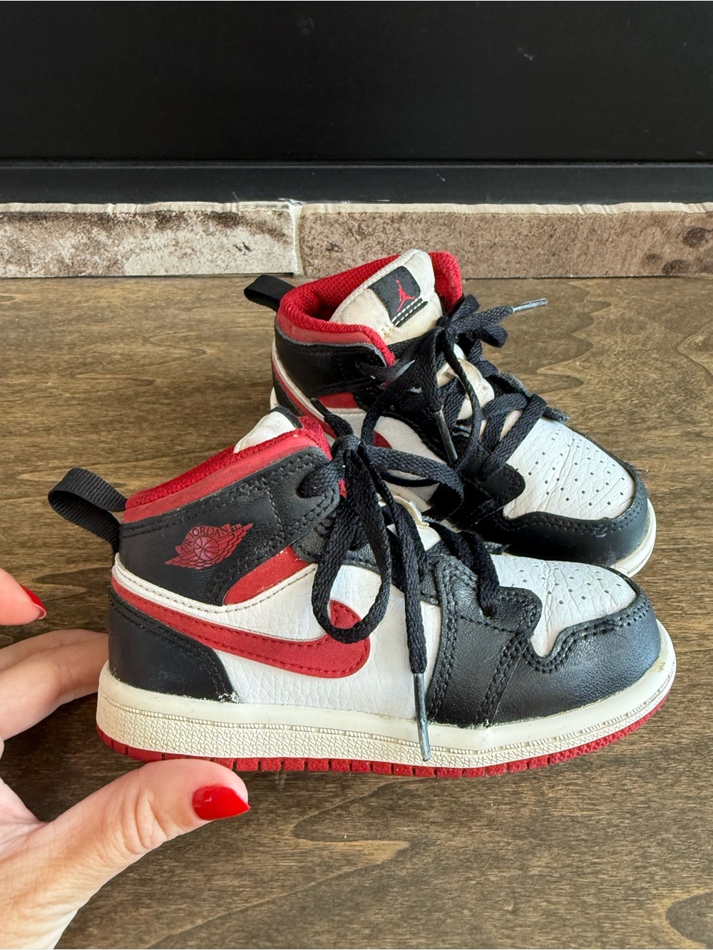 Jordan Air Jordan 1 Mid Top Kids Sneaker Black Red White Leather US 8C